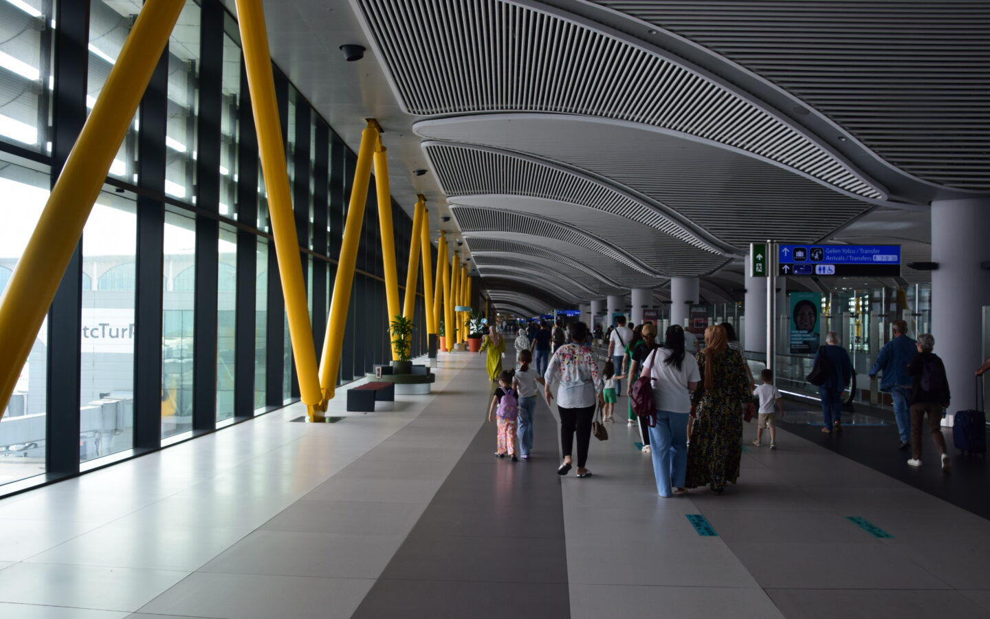 İstanbul Havalimanı terminal ve apron alanından geniş bir görünüm