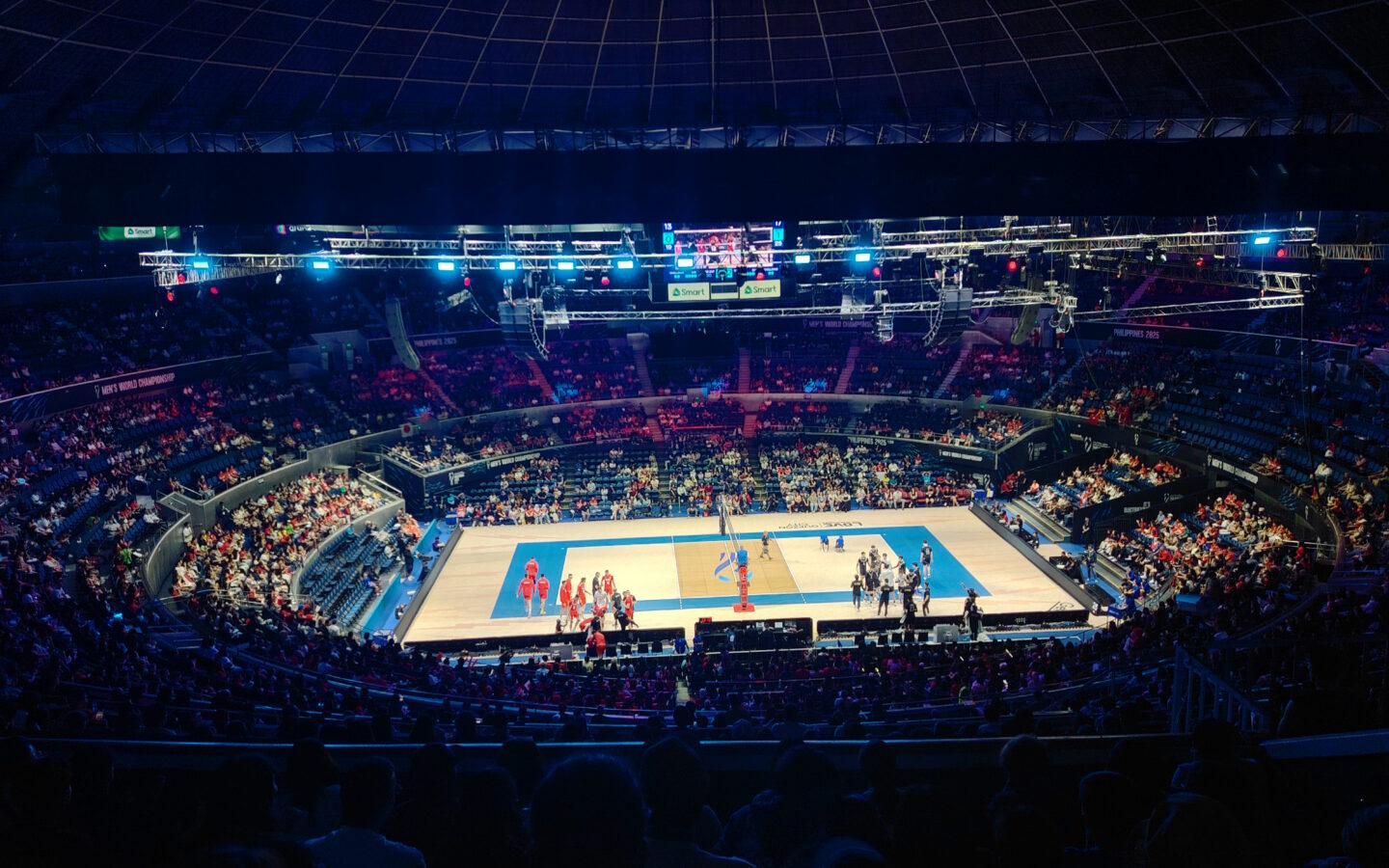 Türkiye Erkek Milli Voleybol Takımı oyuncuları voleybol sahasında