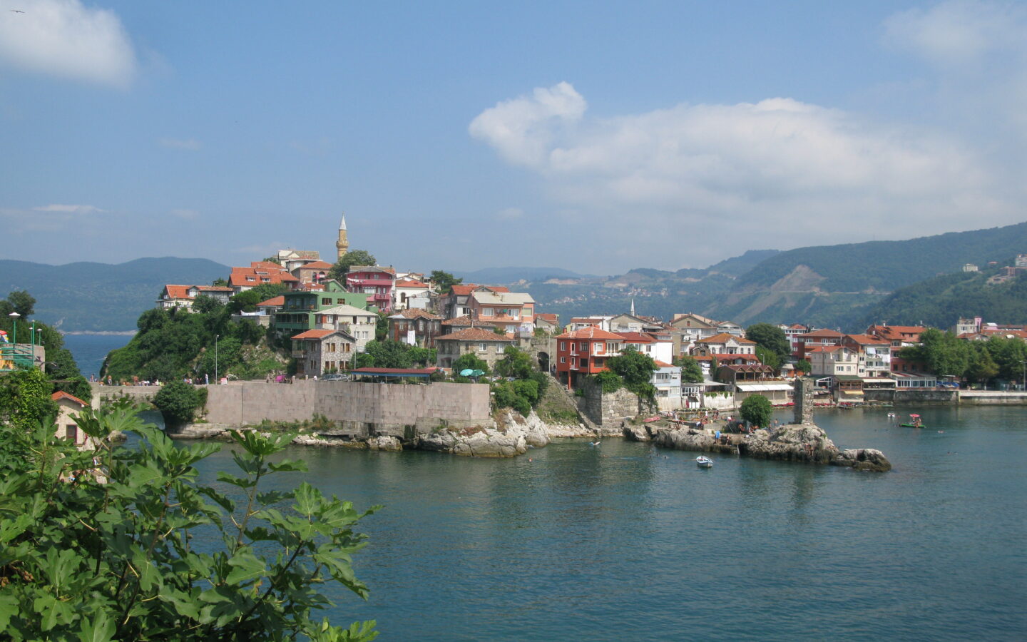 Amasra kıyısı, tarihi kale ve Karadeniz manzarası