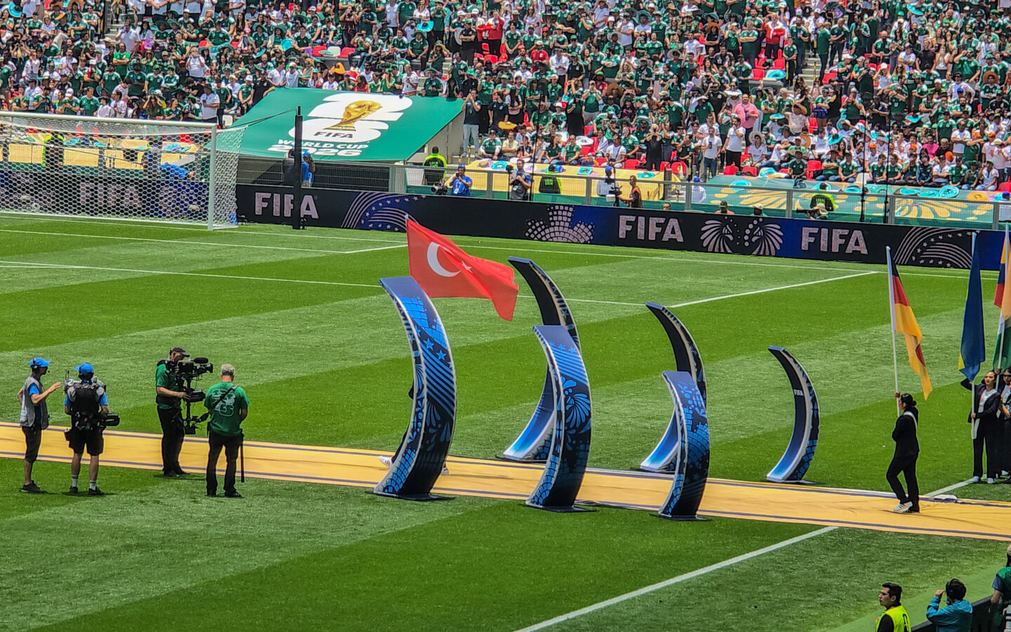 2026 Dünya Kupası açılışında Türkiye bayrağı taşıyan futbol taraftarları