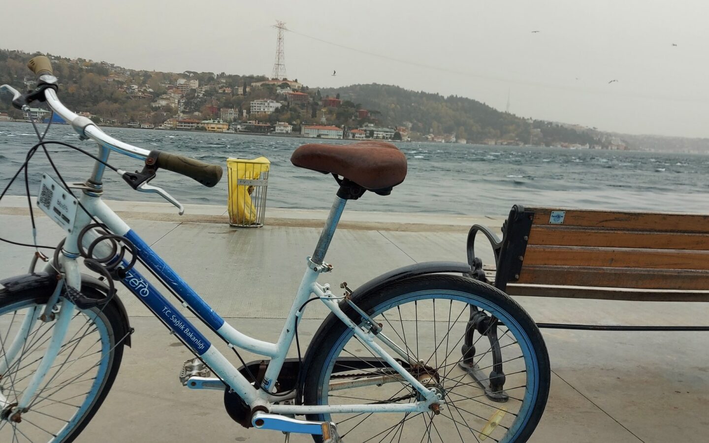 İstanbul Bebek sahilinde Boğaz manzarası önünde park edilmiş bir bisiklet