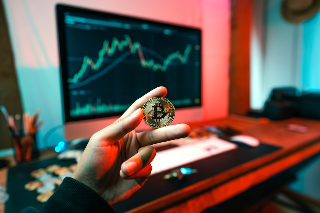 Bitcoin simgesi ve kripto para piyasasını temsil eden dijital grafikler