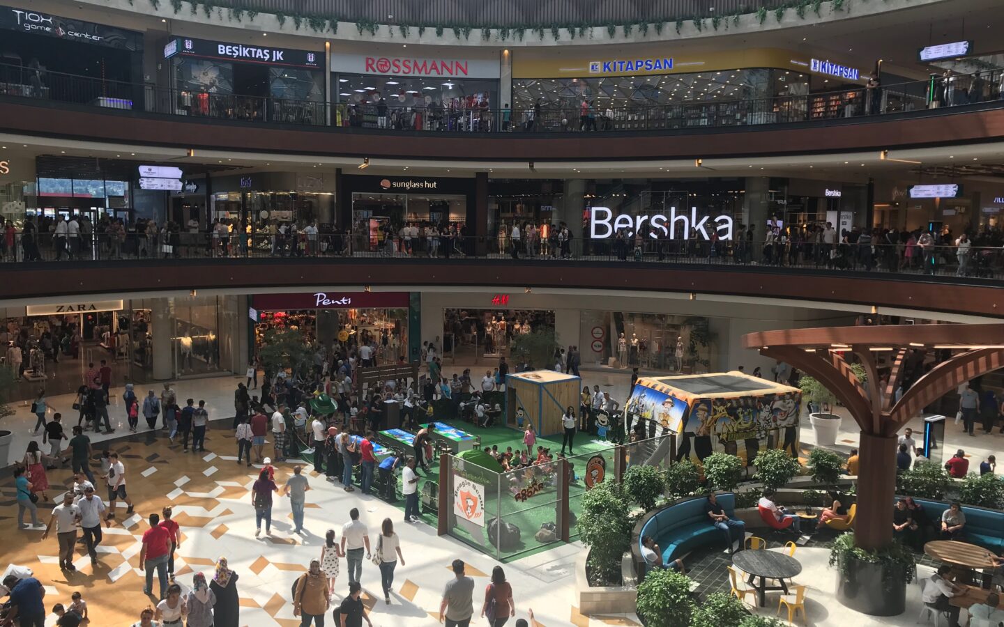 İzmir Optimum alışveriş merkezinin kapalı iç mekânı