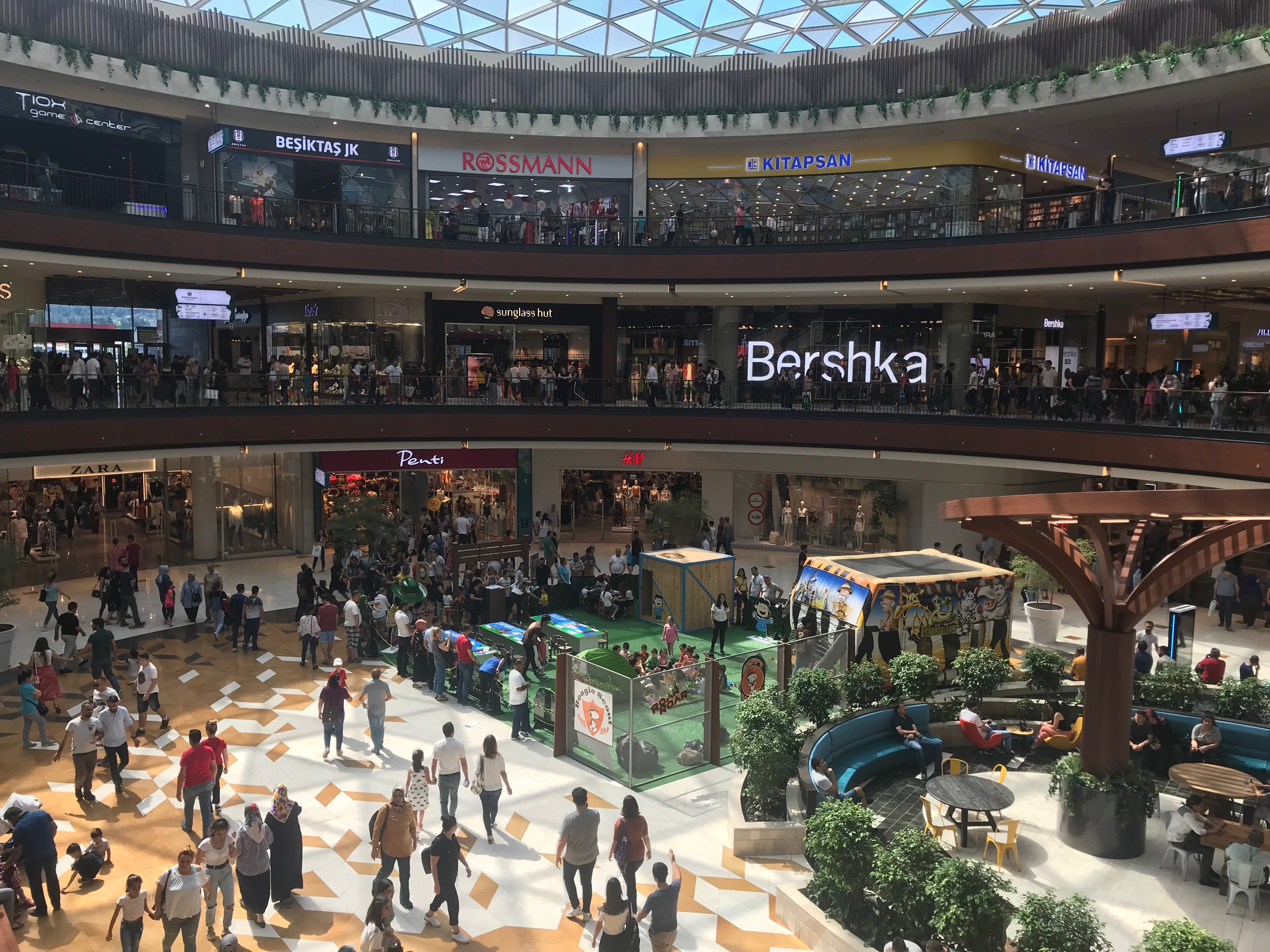İzmir Optimum alışveriş merkezinin kapalı iç mekânı