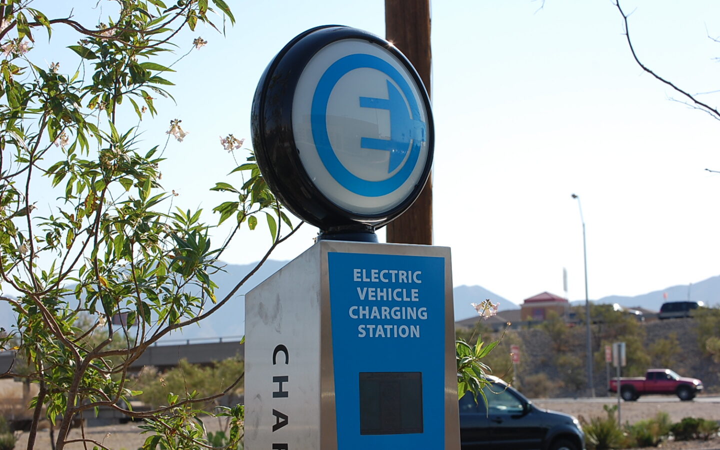 Electric vehicle charging station