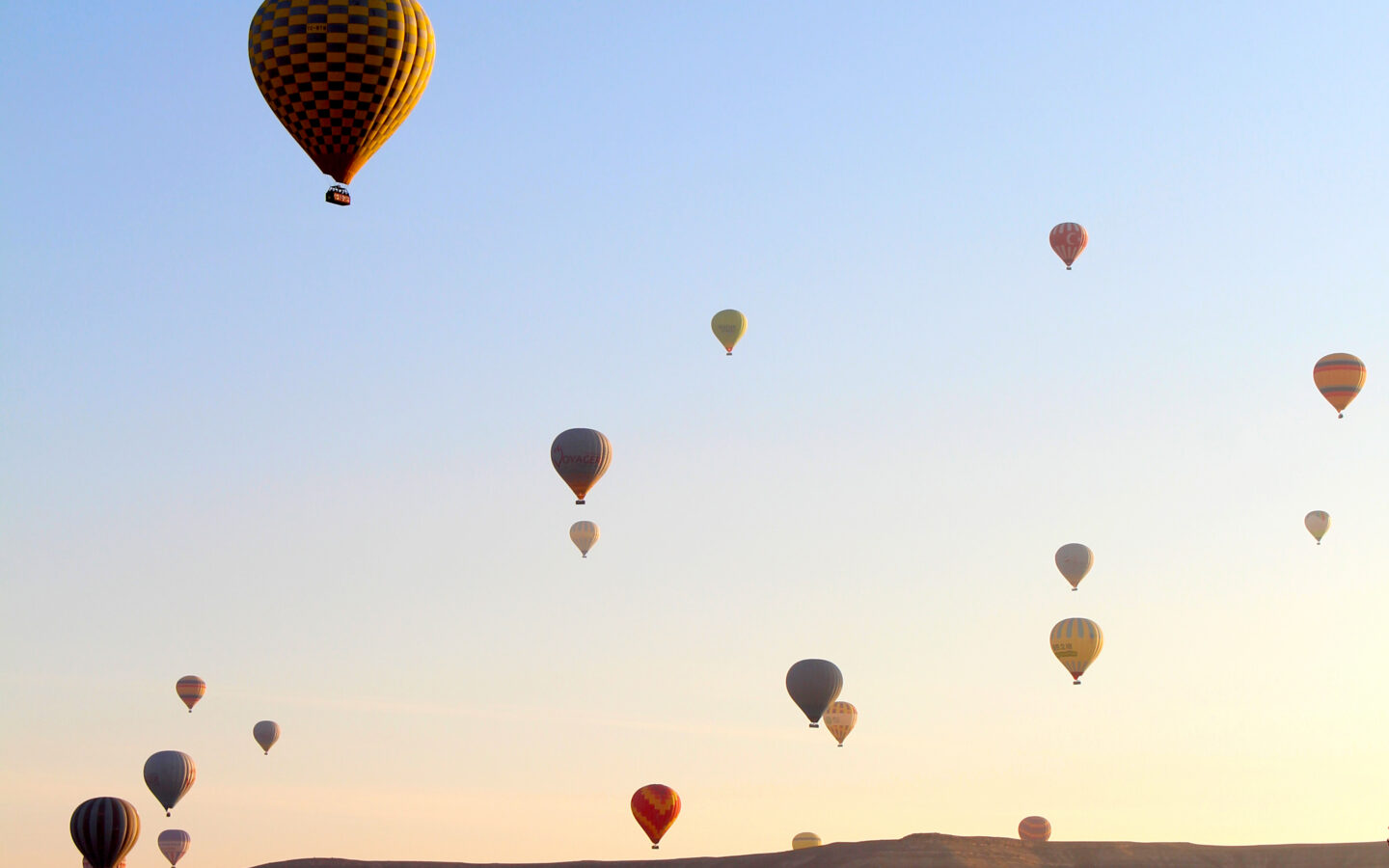 Kapadokya'da peri bacaları üzerinde uçan sıcak hava balonları