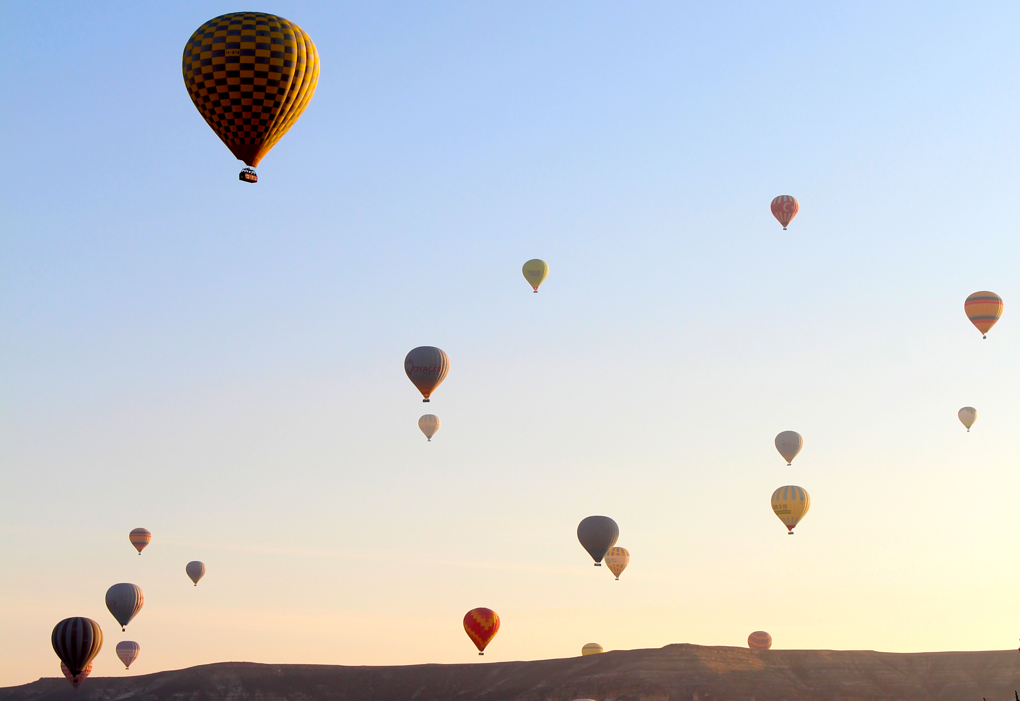Kapadokya'da peri bacaları üzerinde uçan sıcak hava balonları