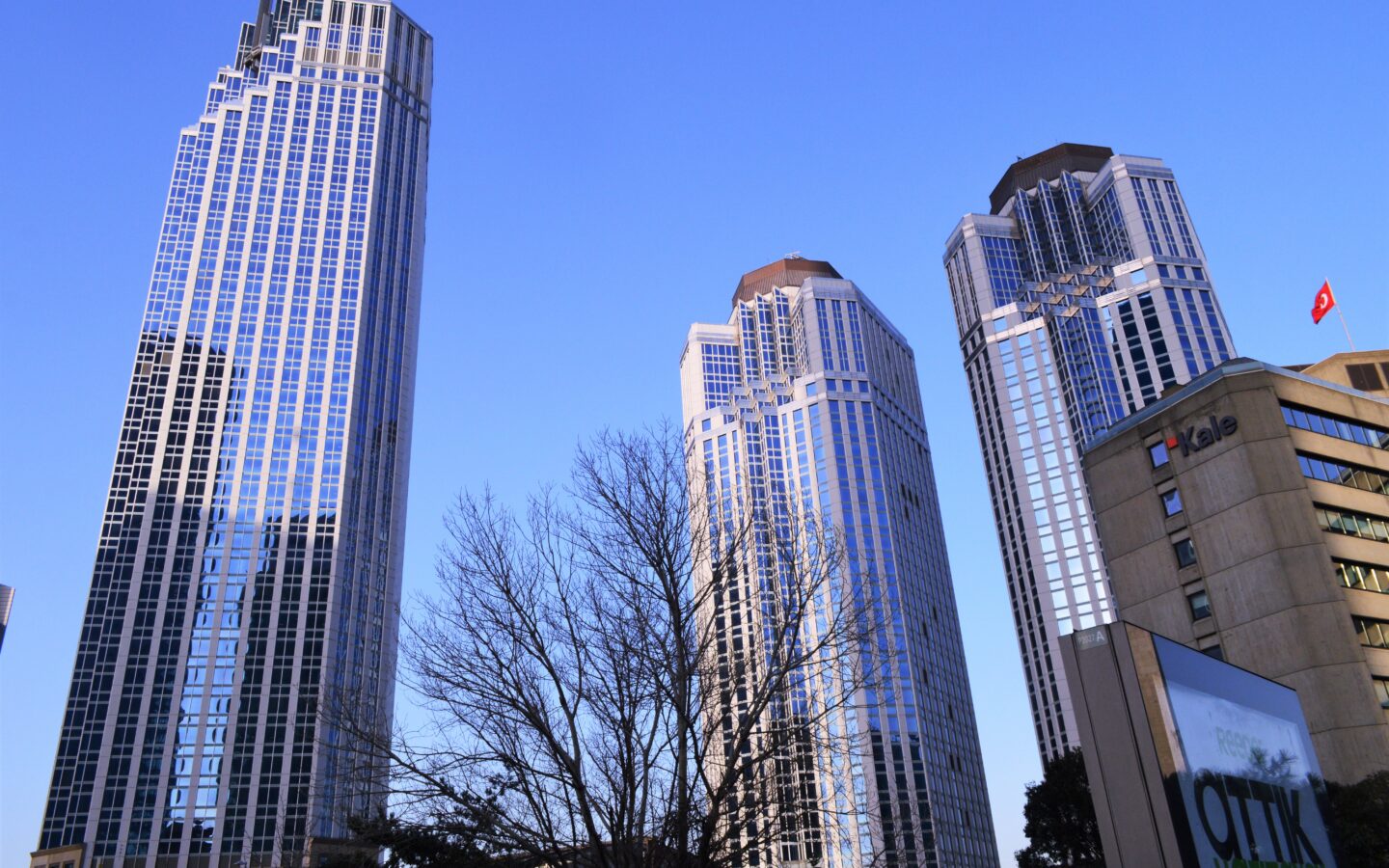 İstanbul Levent'teki İş Bankası kuleleri ve finans bölgesi