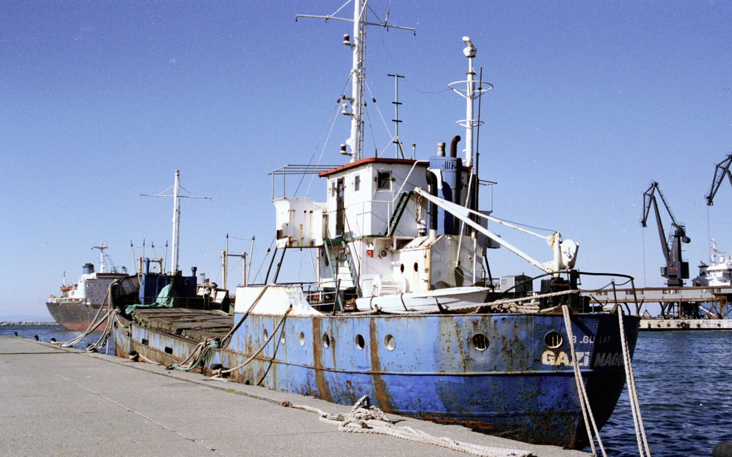 İskenderun Limanı'nda rıhtıma bağlı yük gemisi ve liman vinçleri