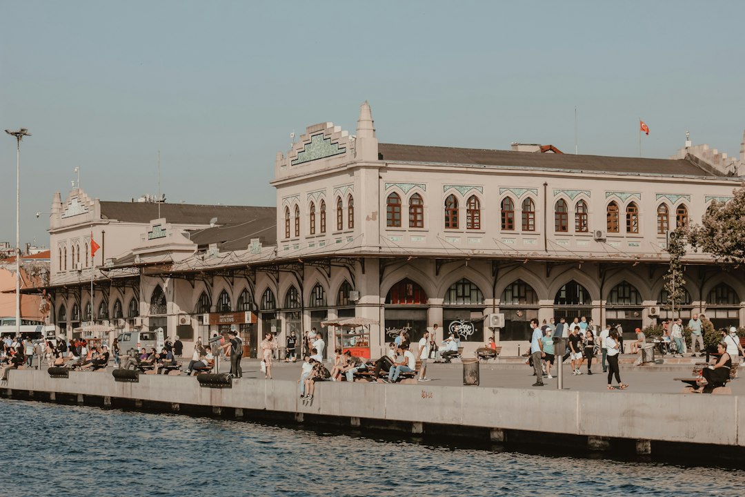 İstanbul'da bir kamu binasının önünden geçen insanlar