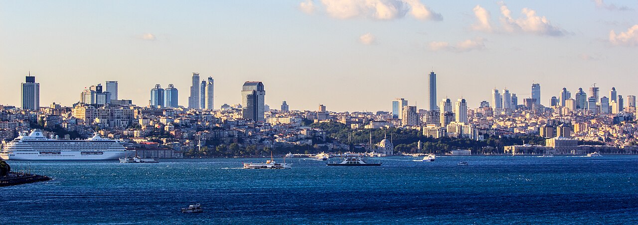 İstanbul'un tarihi yarımadası ve modern şehir silüetinin panoramik görünümü