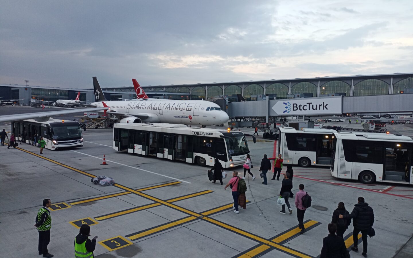 İstanbul Havalimanı apronunda uçaklar ve terminal alanı