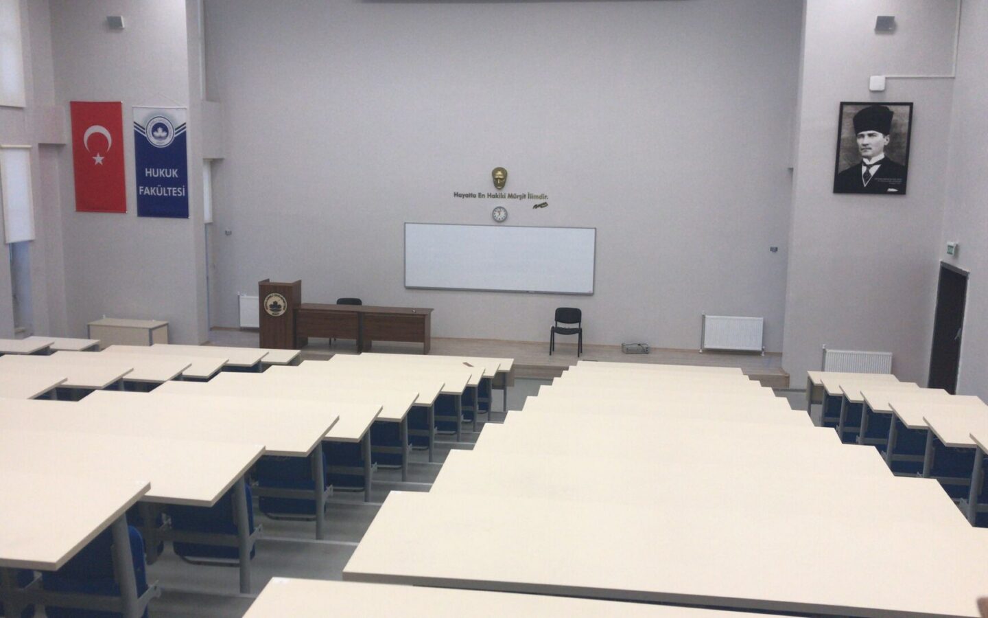 Kırklareli Üniversitesi Hukuk Fakültesi büyük amfisi