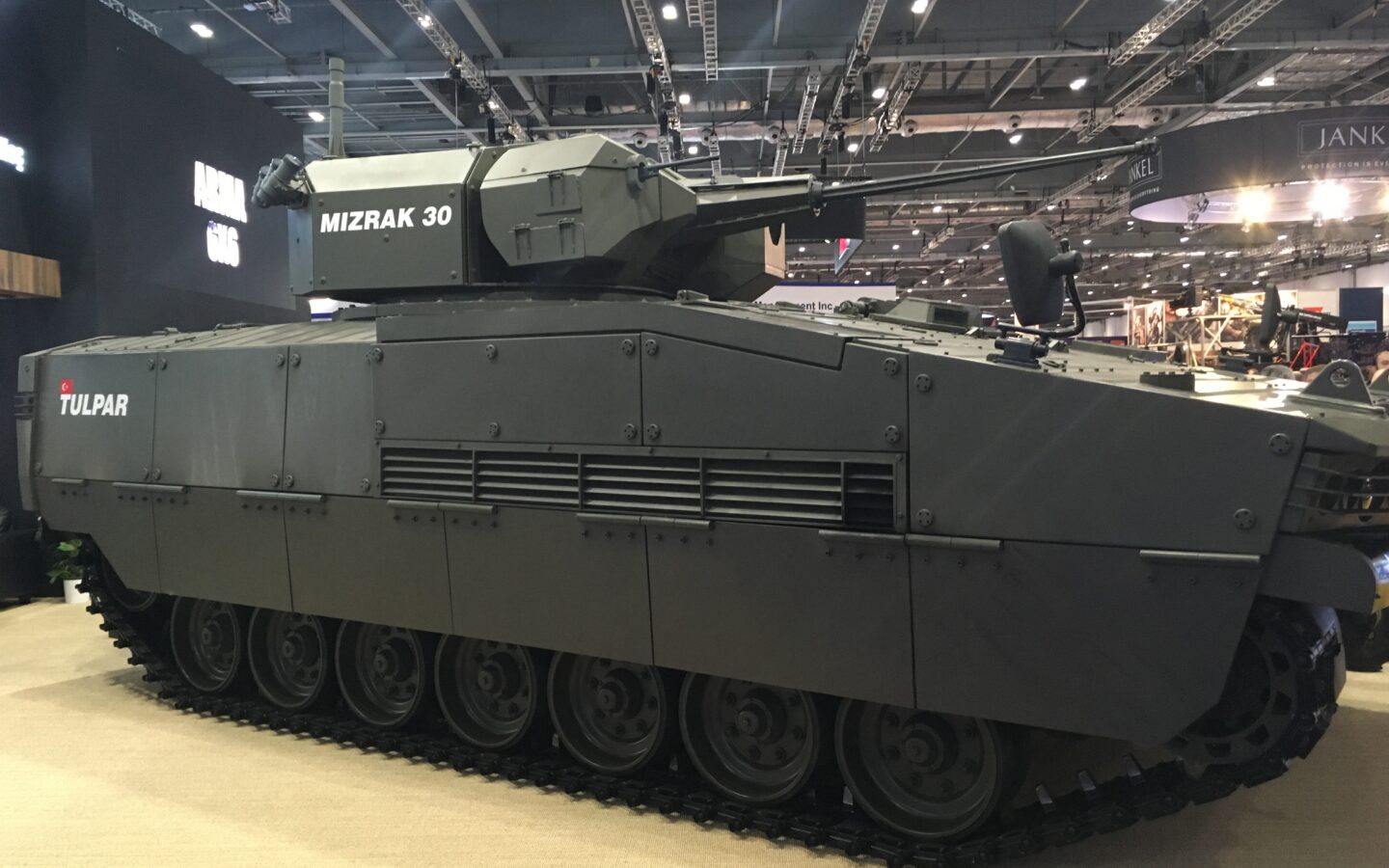 Otokar TULPAR paletli zırhlı muharebe aracı DSEI fuarında sergilenirken