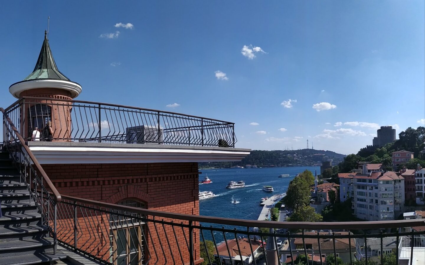 İstanbul Boğazı kıyısındaki Borusan Contemporary'nin bulunduğu Perili Köşk