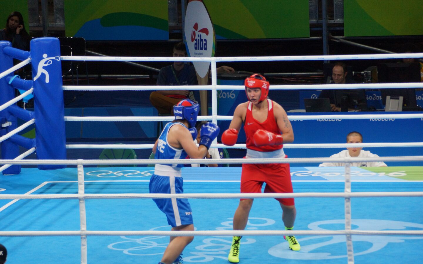 Uluslararası bir boks müsabakasında ringde mücadele eden sporcular