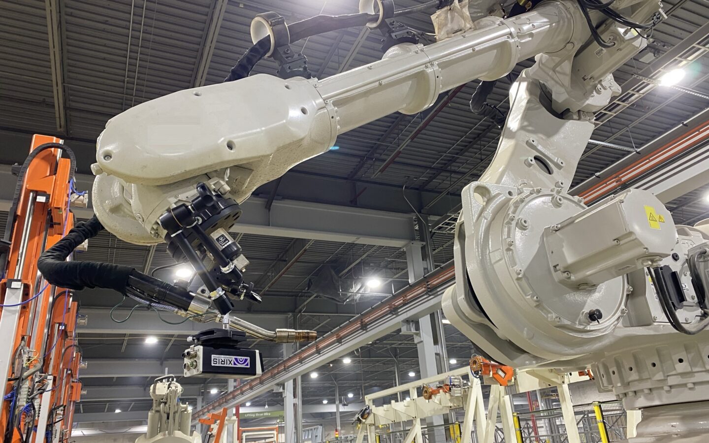 Üretim tesisinde kullanılan endüstriyel robot kolu