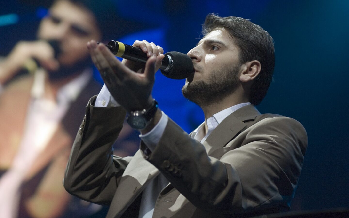 Müzisyen Sami Yusuf bir konser sırasında sahnede