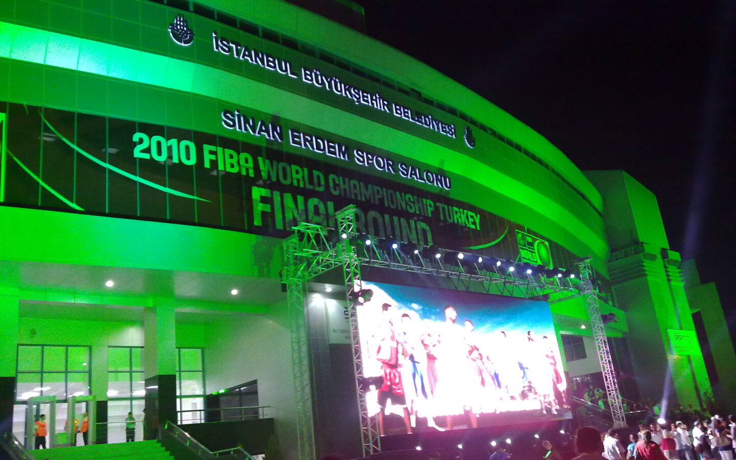 İstanbul'daki Sinan Erdem Spor Salonu'nun dış cephesi