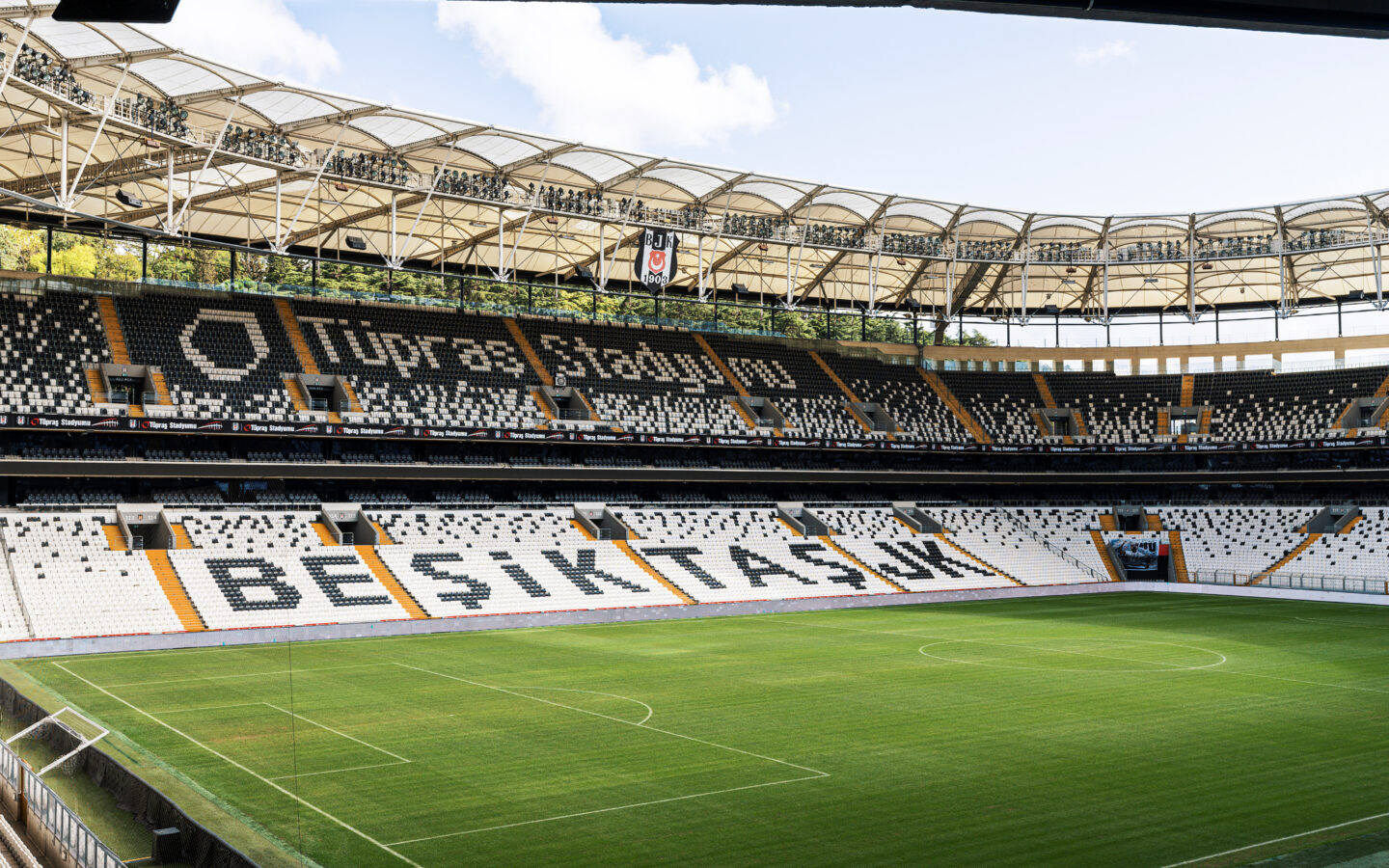 İstanbul'daki Tüpraş Stadyumu'nun dış görünümü