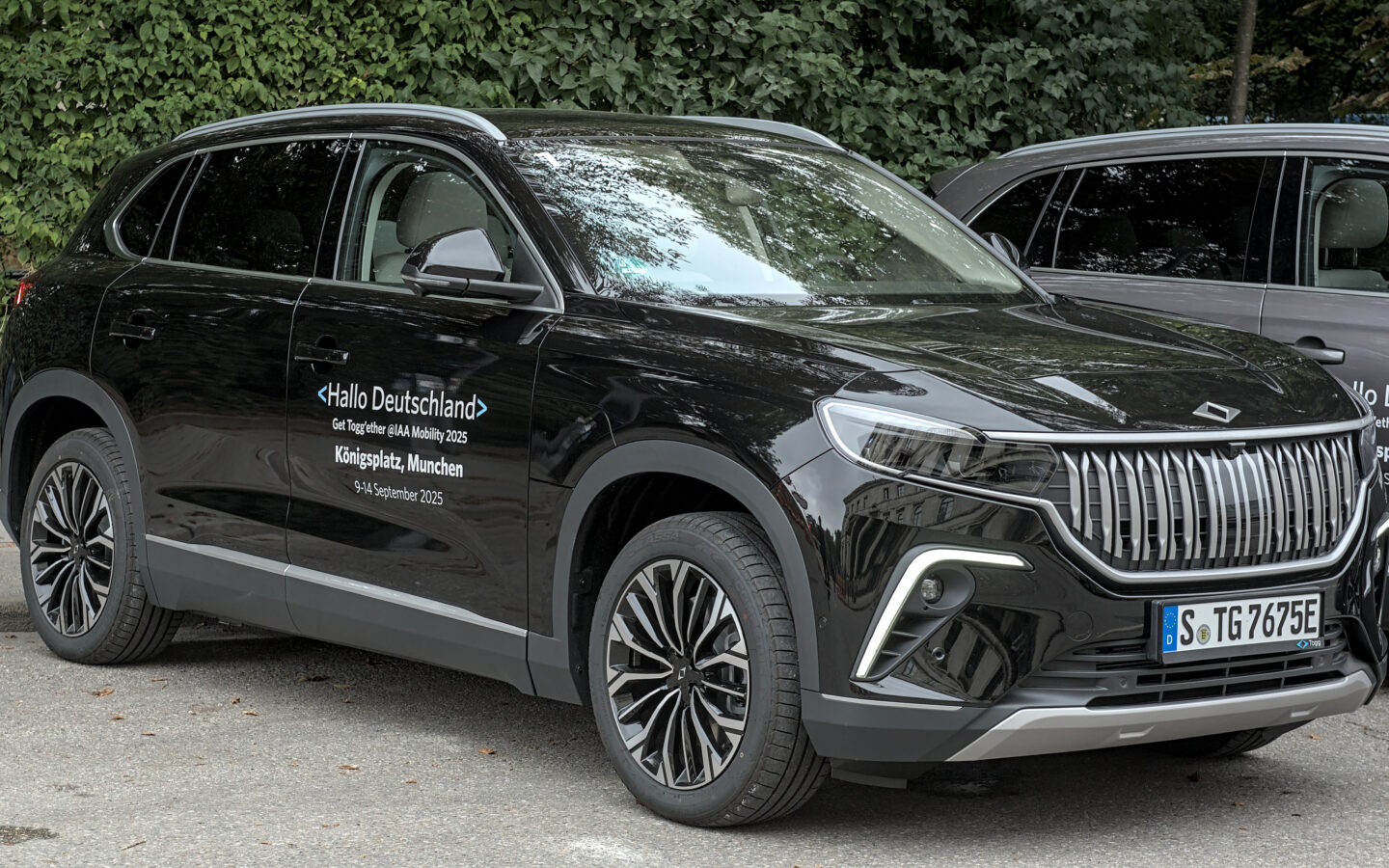 Togg T10X elektrikli otomobil IAA 2025 fuarında sergilenirken