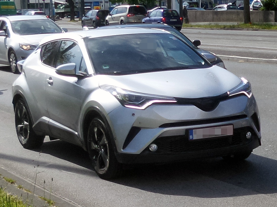 Sakarya'daki Toyota tesisinde de üretilen Toyota C-HR model bir otomobil