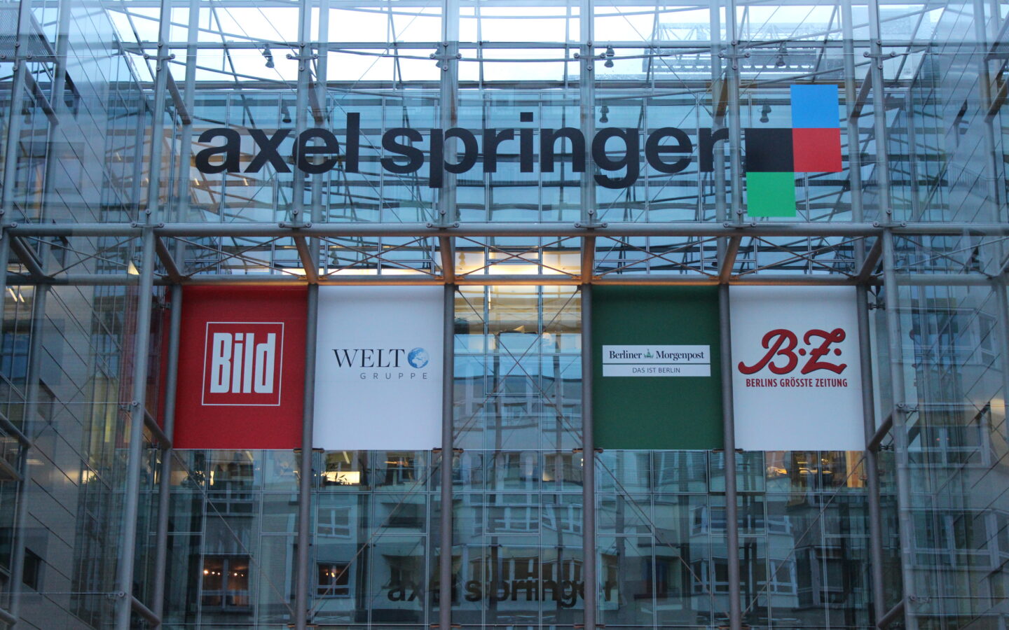 Axel Springer binası ve logosu, Berlin