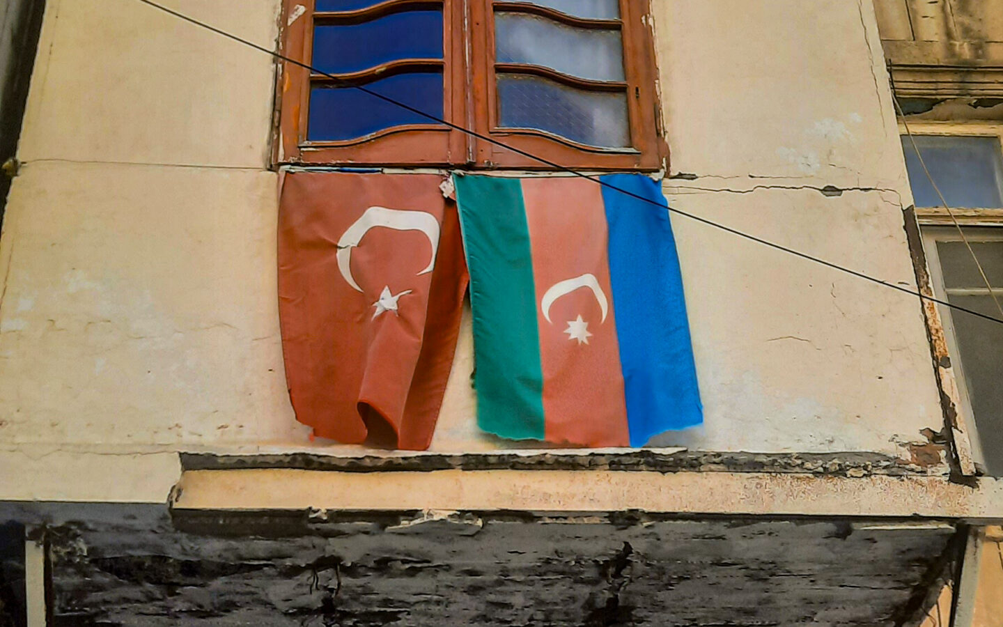 Bakü’de Türkiye ve Azerbaycan bayrakları