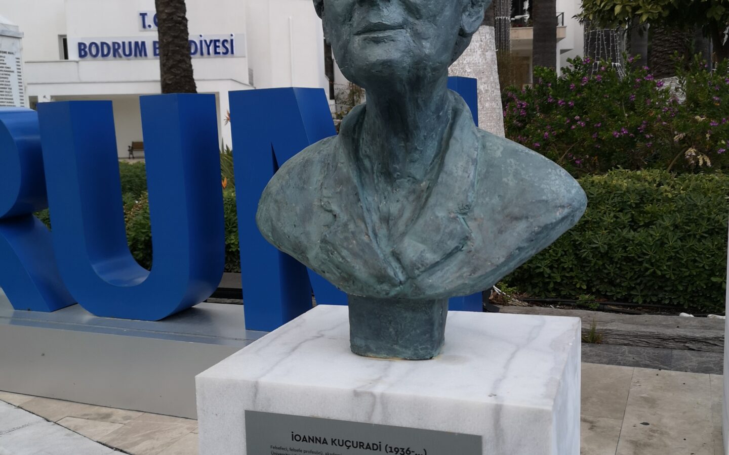 Bodrum'da İoanna Kuçuradi'yi tasvir eden heykel