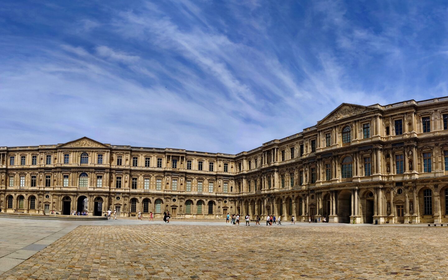 Louvre Müzesi Cour Carrée iç avlusu