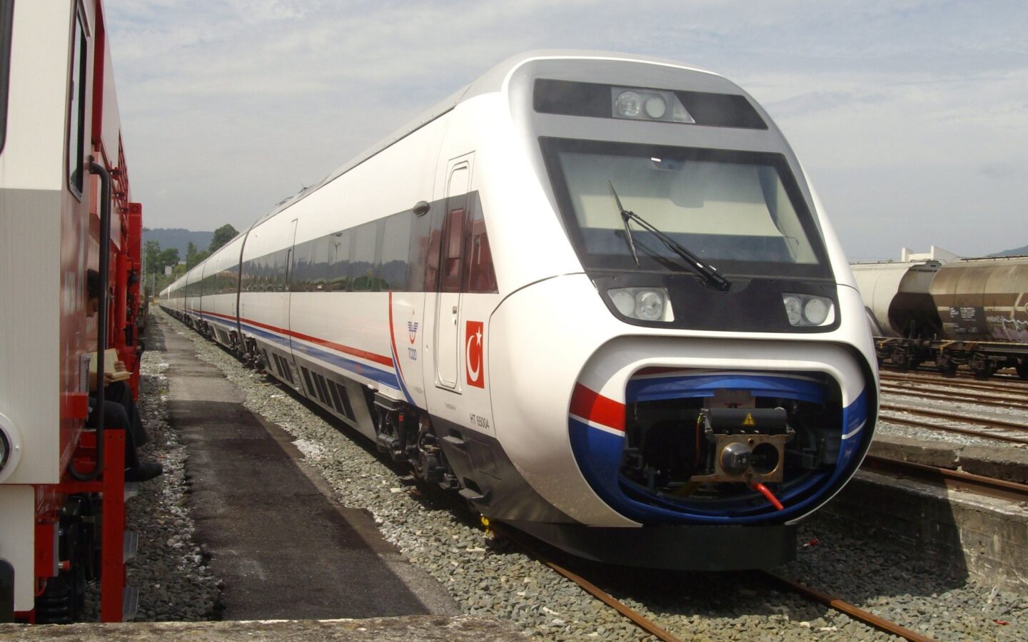TCDD hızlı tren seti demir yolu üzerinde