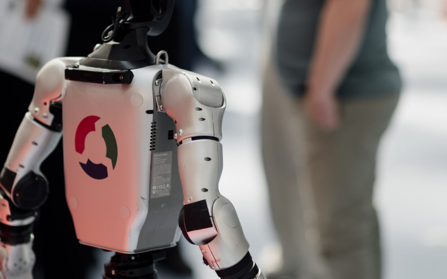 Bir teknoloji etkinliğinde insanların yanında sergilenen insansı robot